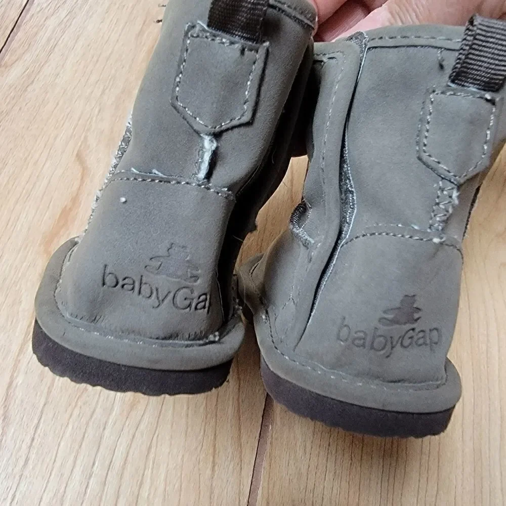 BABY GAP TAUPE SHEARLING BOOTIES